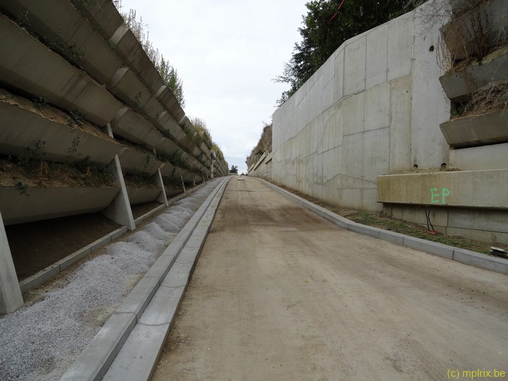 DSC01775.JPG - Chemin du Pélerin / rue de Moriensart : prêt pour l'asphaltage et finition du trottoir